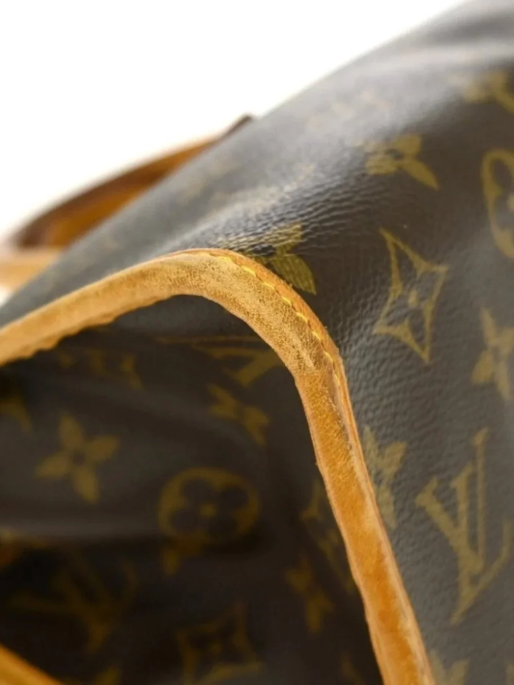 Louis Vuitton outside 	ab